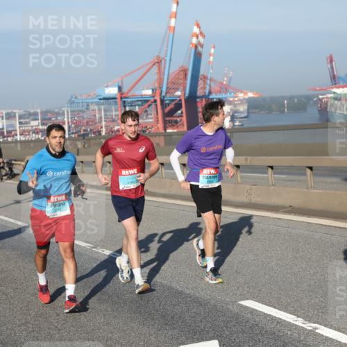 03.10.2025 - Köhlbrandbrückenlauf Yannick Fuchs http://msf.ph/oto/9178933 03.10.2025 08:51:09 Position 2 1815, 3762, 2984, 1834 meine-sportfotos.de