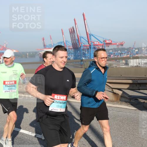 03.10.2025 - Köhlbrandbrückenlauf Yannick Fuchs http://msf.ph/oto/9178968 03.10.2025 08:51:19 Position 2 3265, 1310 meine-sportfotos.de