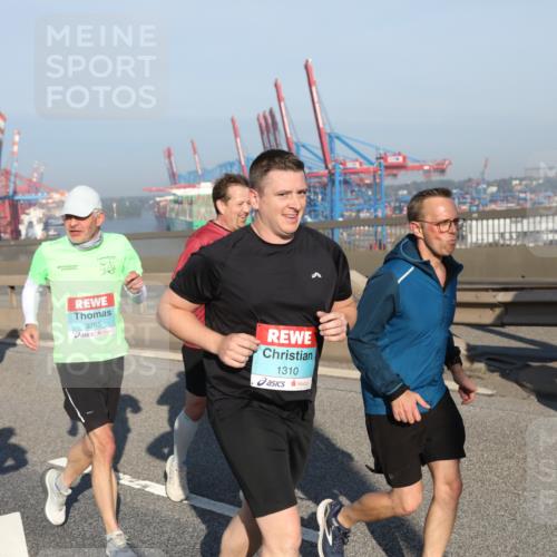 03.10.2025 - Köhlbrandbrückenlauf Yannick Fuchs http://msf.ph/oto/9178970 03.10.2025 08:51:19 Position 2 1903, 3265, 1310 meine-sportfotos.de