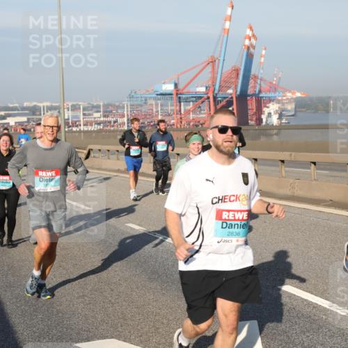 03.10.2025 - Köhlbrandbrückenlauf Yannick Fuchs http://msf.ph/oto/9179072 03.10.2025 08:51:32 Position 2 1899, 24, 2836, 2404 meine-sportfotos.de