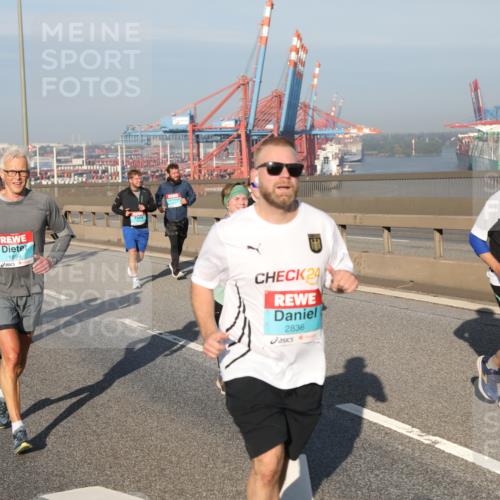 03.10.2025 - Köhlbrandbrückenlauf Yannick Fuchs http://msf.ph/oto/9179074 03.10.2025 08:51:32 Position 2 1899, 24, 2836, 2404 meine-sportfotos.de