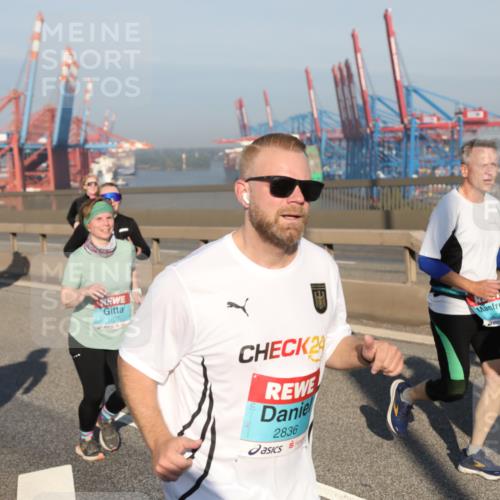 03.10.2025 - Köhlbrandbrückenlauf Yannick Fuchs http://msf.ph/oto/9179079 03.10.2025 08:51:33 Position 2 1607, 24, 2836 meine-sportfotos.de