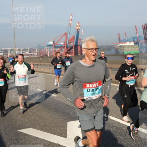 03.10.2025 - Köhlbrandbrückenlauf Yannick Fuchs http://msf.ph/oto/9179085 03.10.2025 08:51:34 Position 2 1899, 1971, 1607 meine-sportfotos.de
