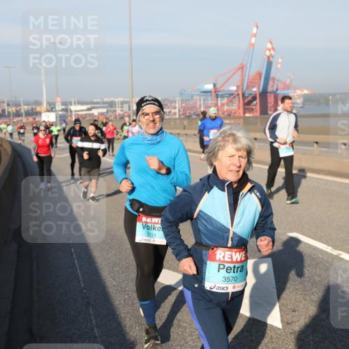 03.10.2025 - Köhlbrandbrückenlauf Yannick Fuchs http://msf.ph/oto/9179272 03.10.2025 08:51:54 Position 2 3114, 3570 meine-sportfotos.de