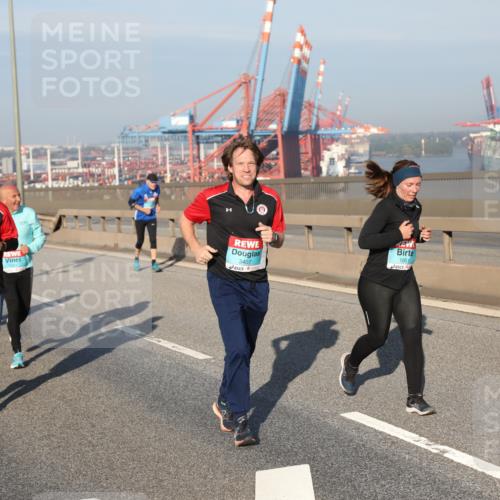 03.10.2025 - Köhlbrandbrückenlauf Yannick Fuchs http://msf.ph/oto/9179394 03.10.2025 08:52:11 Position 2 3405, 3407, 2018, 1051 meine-sportfotos.de