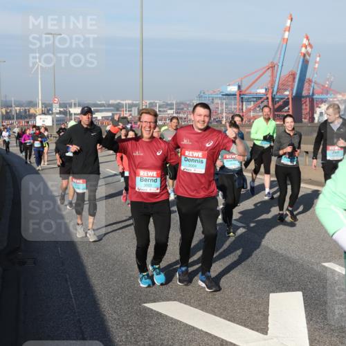 03.10.2025 - Köhlbrandbrückenlauf Yannick Fuchs http://msf.ph/oto/9179548 03.10.2025 08:52:32 Position 2 3003, 3004 meine-sportfotos.de
