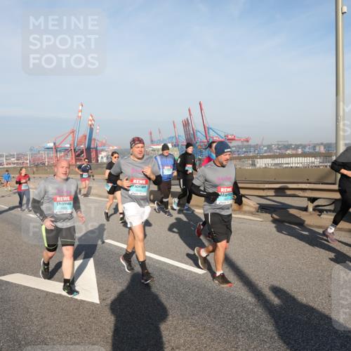 03.10.2025 - Köhlbrandbrückenlauf Yannick Fuchs http://msf.ph/oto/9179902 03.10.2025 08:53:15 Position 2 3022, 18, 3024 meine-sportfotos.de