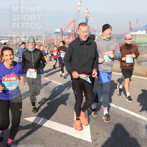 03.10.2025 - Köhlbrandbrückenlauf Yannick Fuchs http://msf.ph/oto/9180057 03.10.2025 08:53:33 Position 2 3810, 2683, 3777 meine-sportfotos.de