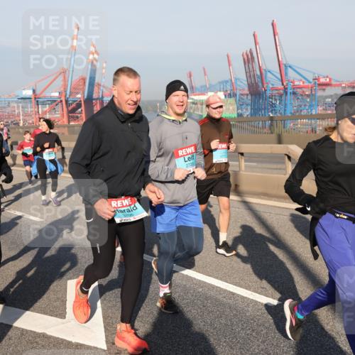 03.10.2025 - Köhlbrandbrückenlauf Yannick Fuchs http://msf.ph/oto/9180058 03.10.2025 08:53:34 Position 2 10, 2683, 3706, 2720, 3777 meine-sportfotos.de