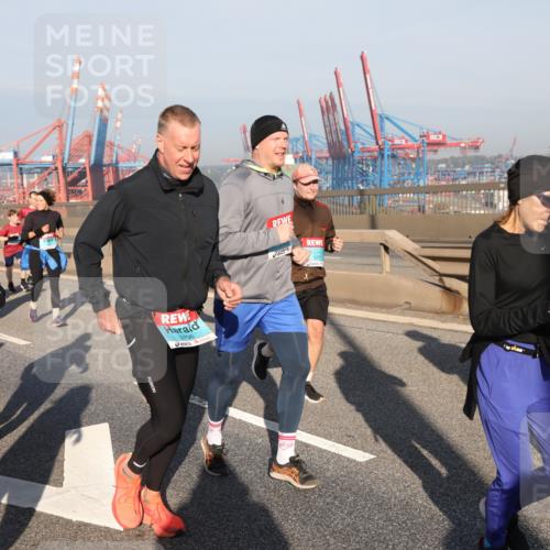 03.10.2025 - Köhlbrandbrückenlauf Yannick Fuchs http://msf.ph/oto/9180061 03.10.2025 08:53:34 Position 2 810, 2683, 3706, 3777 meine-sportfotos.de