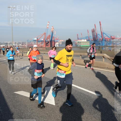 03.10.2025 - Köhlbrandbrückenlauf Yannick Fuchs http://msf.ph/oto/9180104 03.10.2025 08:53:39 Position 2 2842, 2840 meine-sportfotos.de