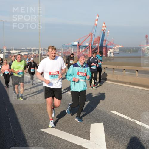 03.10.2025 - Köhlbrandbrückenlauf Yannick Fuchs http://msf.ph/oto/9180177 03.10.2025 08:53:50 Position 2 3520, 3519 meine-sportfotos.de