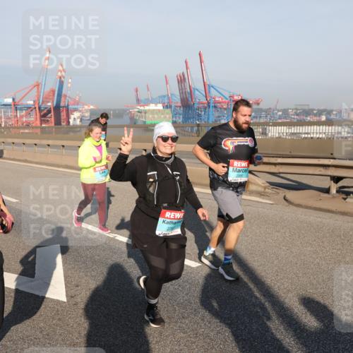 03.10.2025 - Köhlbrandbrückenlauf Yannick Fuchs http://msf.ph/oto/9180223 03.10.2025 08:53:55 Position 2 1683, 278, 2000, 18 meine-sportfotos.de