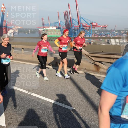 03.10.2025 - Köhlbrandbrückenlauf Yannick Fuchs http://msf.ph/oto/9180351 03.10.2025 08:54:22 Position 2 1990, 2103, 2028 meine-sportfotos.de