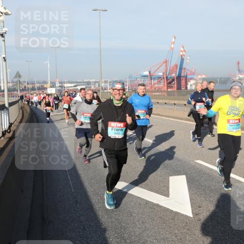 03.10.2025 - Köhlbrandbrückenlauf Yannick Fuchs http://msf.ph/oto/9180522 03.10.2025 08:54:52 Position 2 3455, 3279 meine-sportfotos.de