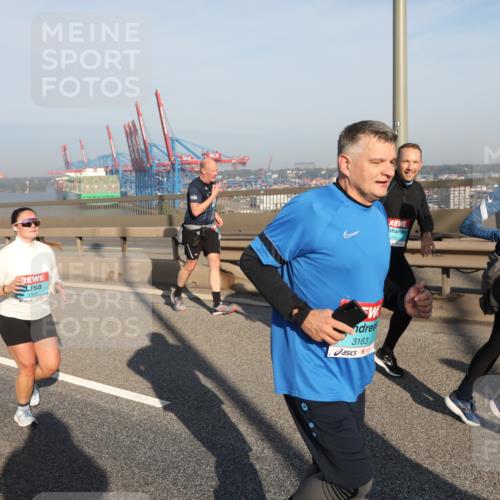 03.10.2025 - Köhlbrandbrückenlauf Yannick Fuchs http://msf.ph/oto/9180543 03.10.2025 08:54:54 Position 2 2340, 3163, 2300 meine-sportfotos.de