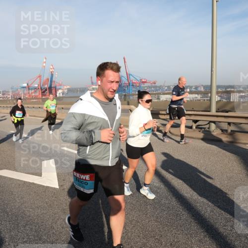 03.10.2025 - Köhlbrandbrückenlauf Yannick Fuchs http://msf.ph/oto/9180546 03.10.2025 08:54:55 Position 2 3230 meine-sportfotos.de