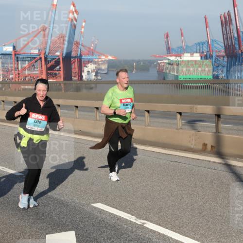 03.10.2025 - Köhlbrandbrückenlauf Yannick Fuchs http://msf.ph/oto/9180550 03.10.2025 08:54:56 Position 2 3399, 3398 meine-sportfotos.de