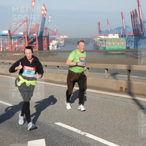 03.10.2025 - Köhlbrandbrückenlauf Yannick Fuchs http://msf.ph/oto/9180552 03.10.2025 08:54:56 Position 2 1263, 3399 meine-sportfotos.de