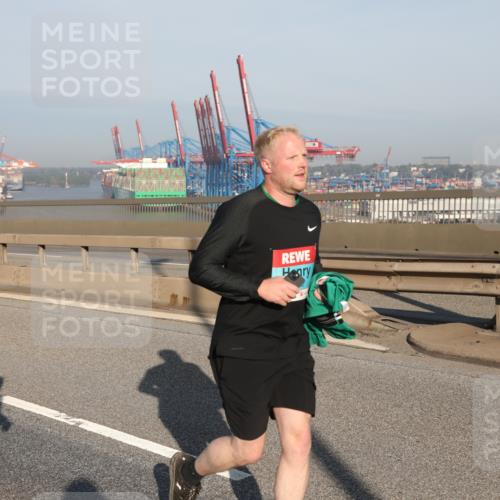 03.10.2025 - Köhlbrandbrückenlauf Yannick Fuchs http://msf.ph/oto/9180593 03.10.2025 08:55:01 Position 2 37, 118 meine-sportfotos.de