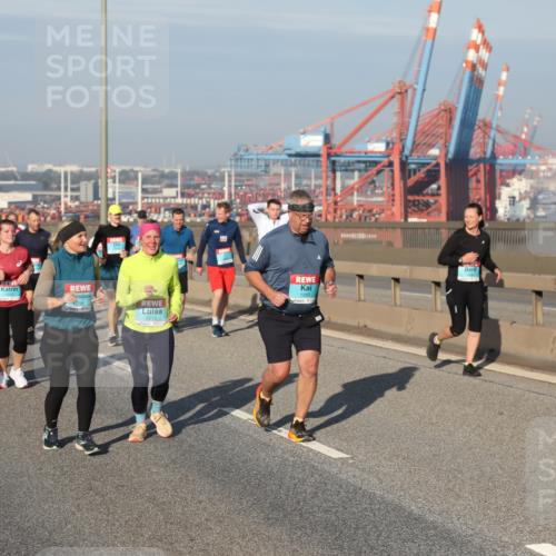 03.10.2025 - Köhlbrandbrückenlauf Yannick Fuchs http://msf.ph/oto/9180620 03.10.2025 08:55:05 Position 2 296, 2213, 1993 meine-sportfotos.de