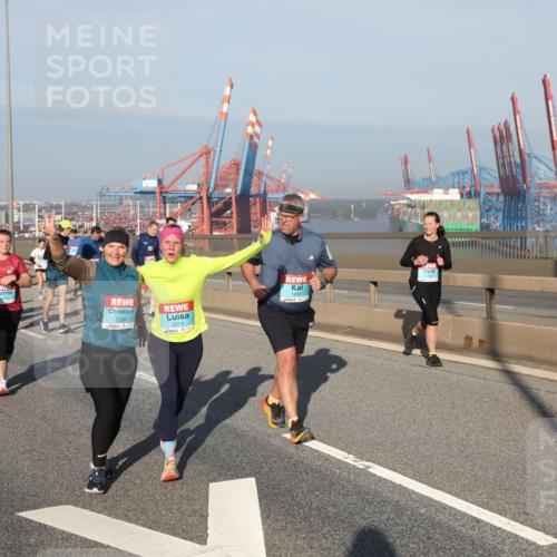 03.10.2025 - Köhlbrandbrückenlauf Yannick Fuchs http://msf.ph/oto/9180636 03.10.2025 08:55:06 Position 2 2296, 2213, 1993 meine-sportfotos.de
