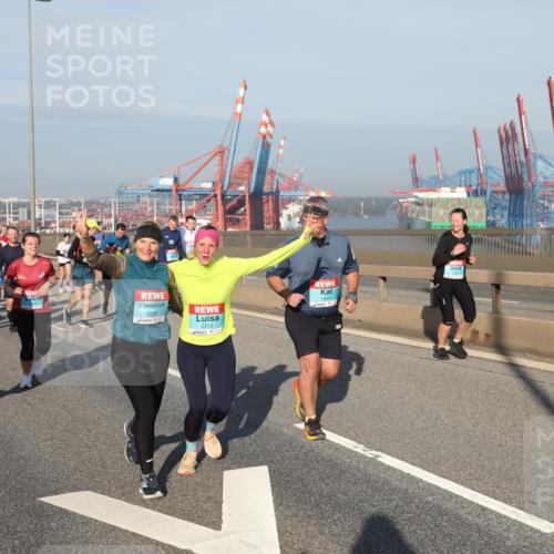 03.10.2025 - Köhlbrandbrückenlauf Yannick Fuchs http://msf.ph/oto/9180638 03.10.2025 08:55:07 Position 2 2296, 1993, 2213 meine-sportfotos.de