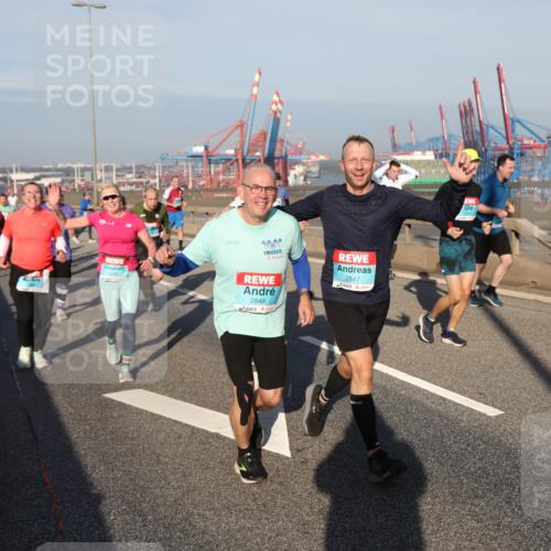 03.10.2025 - Köhlbrandbrückenlauf Yannick Fuchs http://msf.ph/oto/9180687 03.10.2025 08:55:11 Position 2 28, 20, 2848, 2847 meine-sportfotos.de
