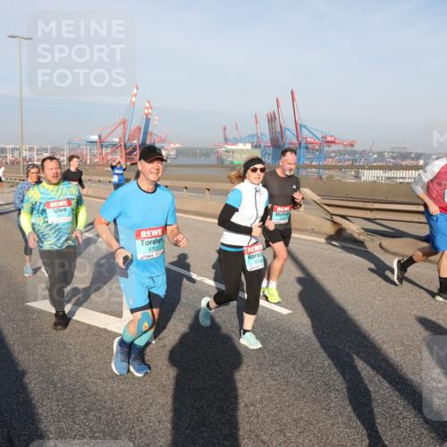 03.10.2025 - Köhlbrandbrückenlauf Yannick Fuchs http://msf.ph/oto/9180761 03.10.2025 08:55:18 Position 2 2251, 3703, 3232 meine-sportfotos.de