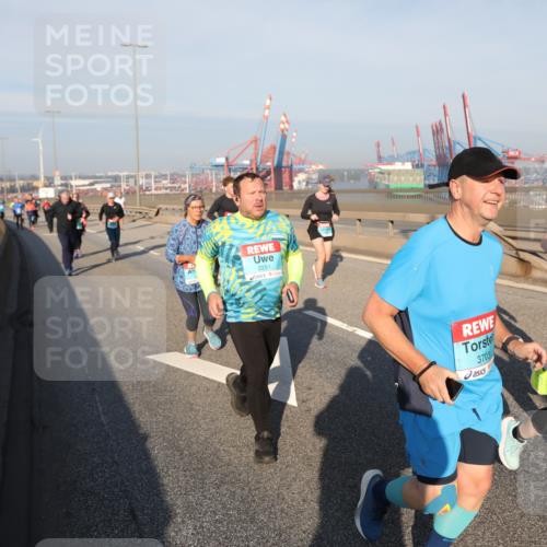 03.10.2025 - Köhlbrandbrückenlauf Yannick Fuchs http://msf.ph/oto/9180768 03.10.2025 08:55:18 Position 2 2251, 3703, 3232 meine-sportfotos.de