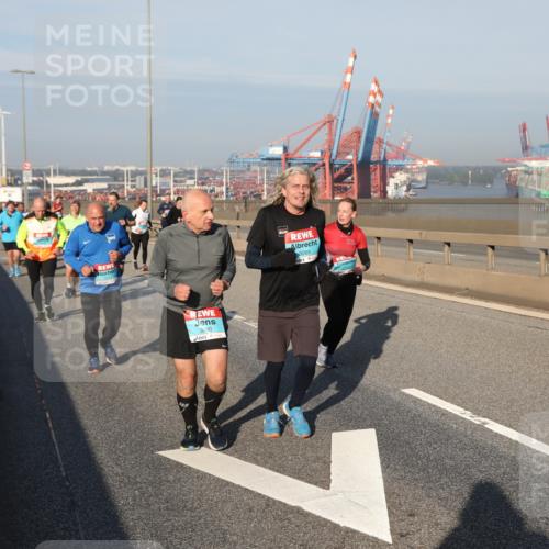03.10.2025 - Köhlbrandbrückenlauf Yannick Fuchs http://msf.ph/oto/9180901 03.10.2025 08:55:35 Position 2 3090, 3089 meine-sportfotos.de
