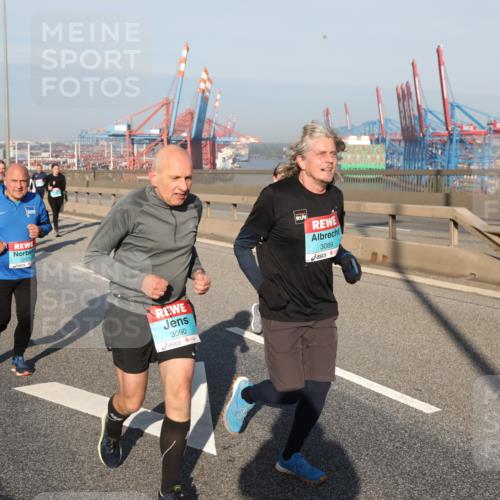 03.10.2025 - Köhlbrandbrückenlauf Yannick Fuchs http://msf.ph/oto/9180907 03.10.2025 08:55:36 Position 2 3231, 3090, 3089 meine-sportfotos.de