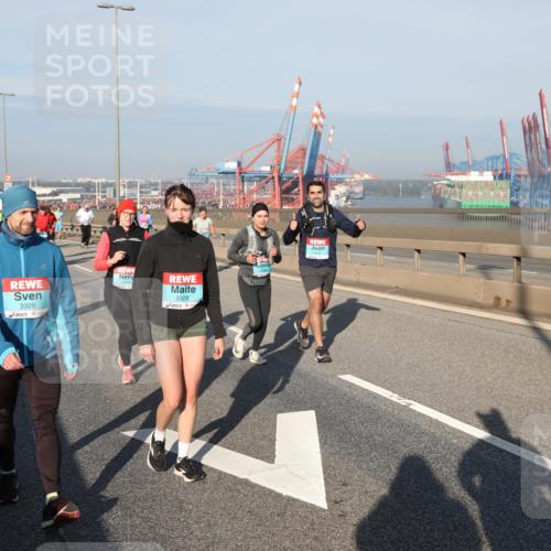 03.10.2025 - Köhlbrandbrückenlauf Yannick Fuchs http://msf.ph/oto/9181007 03.10.2025 08:55:50 Position 2 3329, 3199, 3328 meine-sportfotos.de