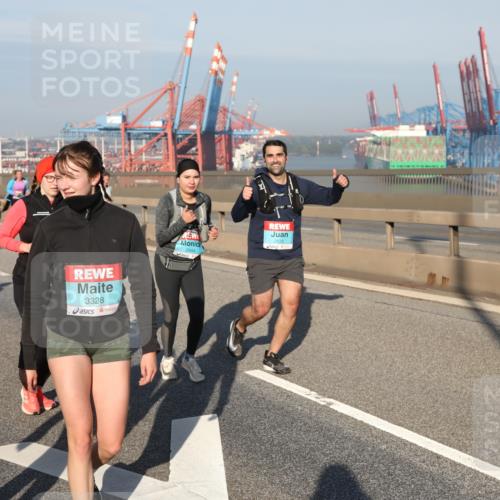 03.10.2025 - Köhlbrandbrückenlauf Yannick Fuchs http://msf.ph/oto/9181011 03.10.2025 08:55:50 Position 2 3329, 3328, 2644, 2635 meine-sportfotos.de