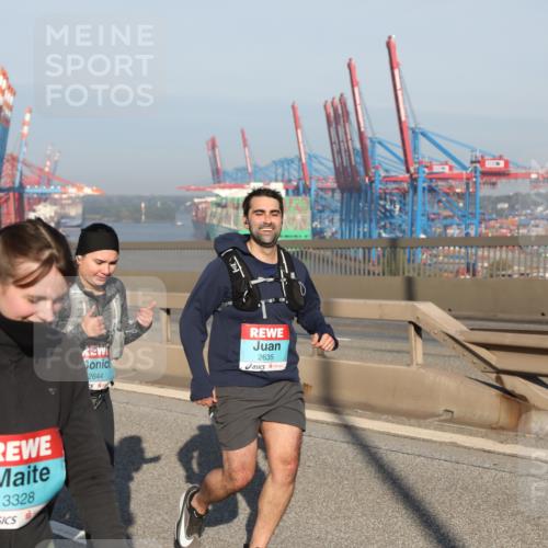 03.10.2025 - Köhlbrandbrückenlauf Yannick Fuchs http://msf.ph/oto/9181018 03.10.2025 08:55:51 Position 2 3328, 2644, 2635 meine-sportfotos.de