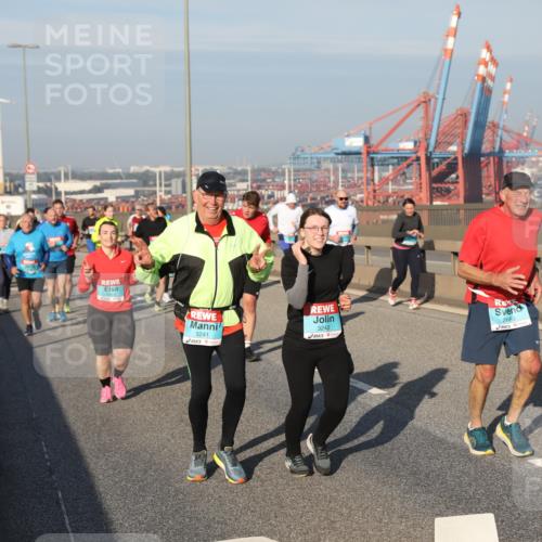 03.10.2025 - Köhlbrandbrückenlauf Yannick Fuchs http://msf.ph/oto/9181041 03.10.2025 08:55:57 Position 2 3242, 3241, 2680 meine-sportfotos.de