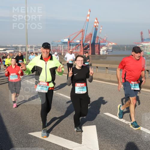 03.10.2025 - Köhlbrandbrückenlauf Yannick Fuchs http://msf.ph/oto/9181046 03.10.2025 08:55:57 Position 2 3241, 3242, 2680 meine-sportfotos.de