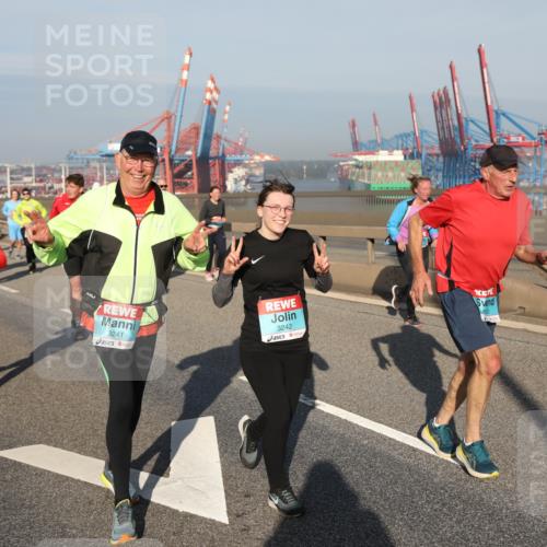 03.10.2025 - Köhlbrandbrückenlauf Yannick Fuchs http://msf.ph/oto/9181053 03.10.2025 08:55:58 Position 2 3241, 3242 meine-sportfotos.de