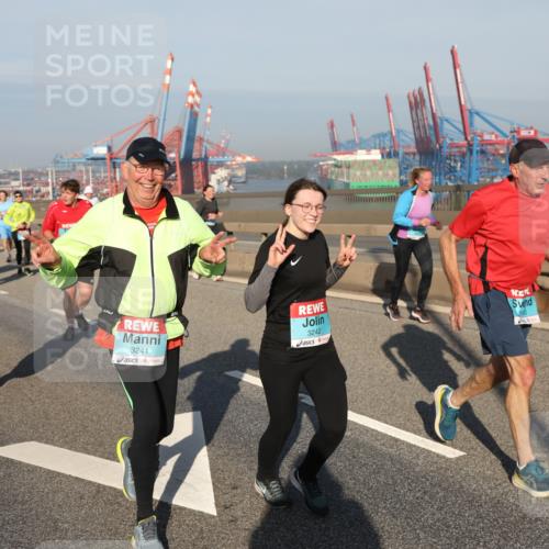 03.10.2025 - Köhlbrandbrückenlauf Yannick Fuchs http://msf.ph/oto/9181055 03.10.2025 08:55:58 Position 2 3242, 3241 meine-sportfotos.de