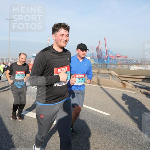 03.10.2025 - Köhlbrandbrückenlauf Yannick Fuchs http://msf.ph/oto/9181113 03.10.2025 08:56:07 Position 2 2090, 2409 meine-sportfotos.de