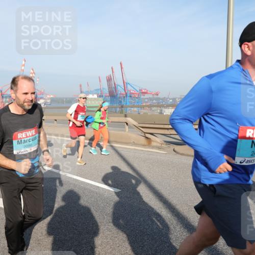 03.10.2025 - Köhlbrandbrückenlauf Yannick Fuchs http://msf.ph/oto/9181125 03.10.2025 08:56:08 Position 2 2090, 2409 meine-sportfotos.de