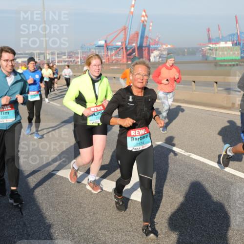 03.10.2025 - Köhlbrandbrückenlauf Yannick Fuchs http://msf.ph/oto/9181136 03.10.2025 08:56:09 Position 2 2092, 211, 2574 meine-sportfotos.de