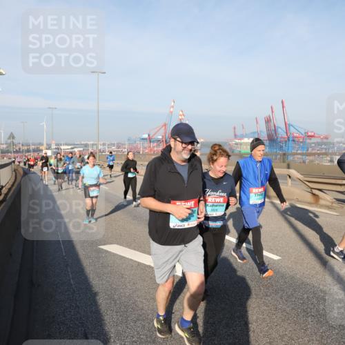 03.10.2025 - Köhlbrandbrückenlauf Yannick Fuchs http://msf.ph/oto/9181377 03.10.2025 08:56:46 Position 2 1926, 2351 meine-sportfotos.de