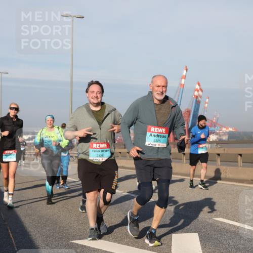03.10.2025 - Köhlbrandbrückenlauf Yannick Fuchs http://msf.ph/oto/9181405 03.10.2025 08:56:50 Position 2 7001, 2326, 2325 meine-sportfotos.de
