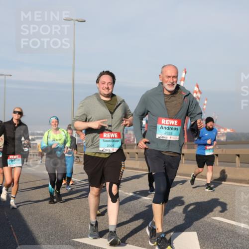 03.10.2025 - Köhlbrandbrückenlauf Yannick Fuchs http://msf.ph/oto/9181407 03.10.2025 08:56:51 Position 2 001, 2326, 2325 meine-sportfotos.de