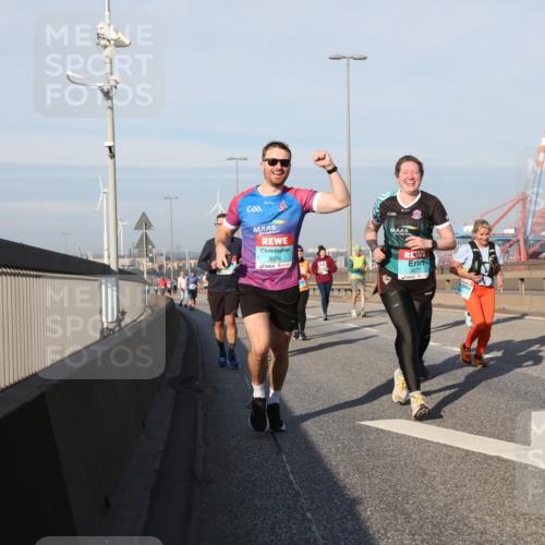 03.10.2025 - Köhlbrandbrückenlauf Yannick Fuchs http://msf.ph/oto/9181524 03.10.2025 08:57:09 Position 2 3076, 3077, 3129 meine-sportfotos.de