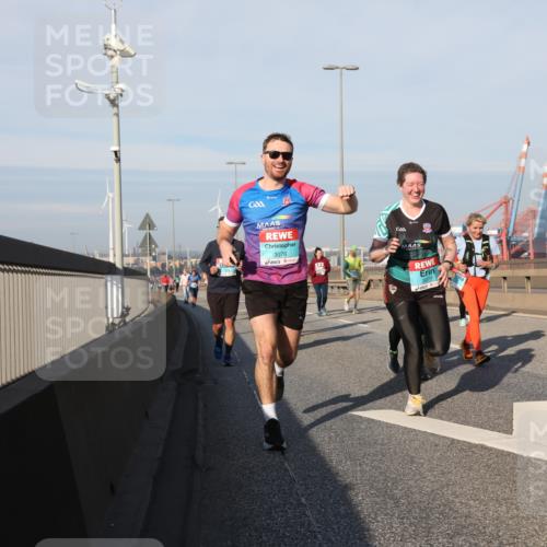 03.10.2025 - Köhlbrandbrückenlauf Yannick Fuchs http://msf.ph/oto/9181526 03.10.2025 08:57:09 Position 2 3076, 3129 meine-sportfotos.de