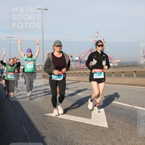 03.10.2025 - Köhlbrandbrückenlauf Yannick Fuchs http://msf.ph/oto/9181663 03.10.2025 08:57:40 Position 2 03104, 1970, 1969 meine-sportfotos.de