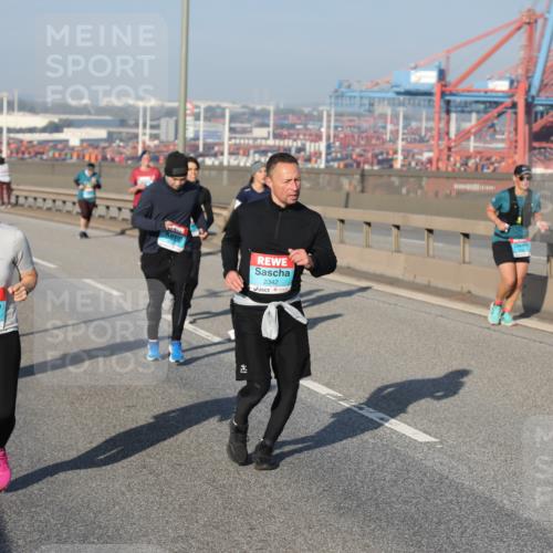 03.10.2025 - Köhlbrandbrückenlauf Yannick Fuchs http://msf.ph/oto/9181807 03.10.2025 08:58:04 Position 2 3476, 2343, 2342 meine-sportfotos.de