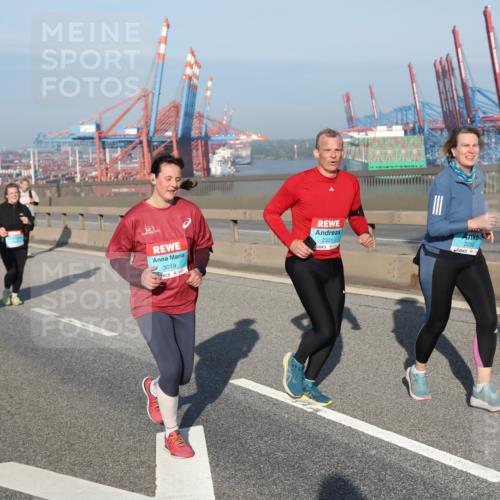 03.10.2025 - Köhlbrandbrückenlauf Yannick Fuchs http://msf.ph/oto/9181890 03.10.2025 08:58:26 Position 2 3019, 2321, 2258 meine-sportfotos.de